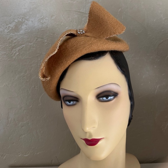 IMPRESSIVE 1950\'s MUSTARD COLOR FUZZY FELT  CAP +  BOW WITH GOLD THREAD EDGING main image 7